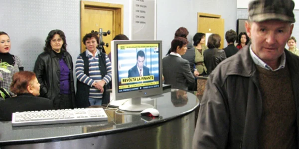 Finanţiştii au urmărit la televizor protestul colegilor de la Bucureşti