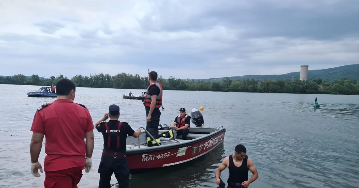 O mașină cu barcă s-a prăbușit în Dunăre, după un incident similar acum trei luni.