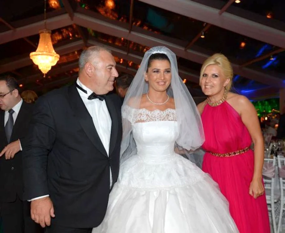 
    Elena Udrea: „Alături de cea mai frumoasă mireasă” (Foto: Facebook)  