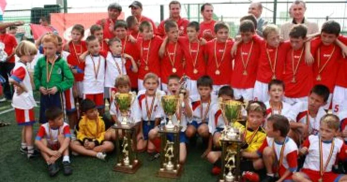 Târgu Mureş: Turneu Gălăţenii au cucerit turneul Kinder de fotbal al juniorilor