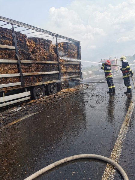 Un autotren încărcat cu baloți de paie a luat foc pe DN6, în Caransebeș 