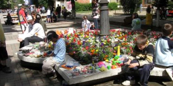 Botoşani: Copii şi-au scos jucăriile la vânzare