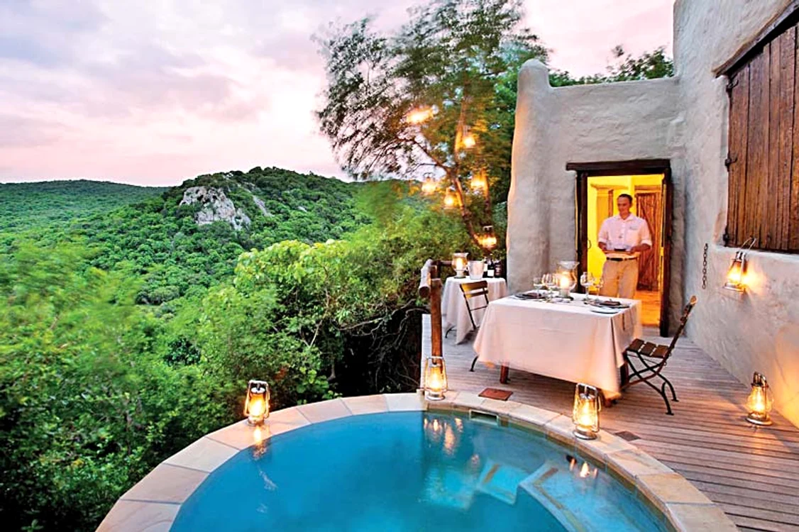 Africa de Sud. Rhinda Rock Lodge.  Fiecare cameră are  pe balcon un jacuzzi  pentru romantici