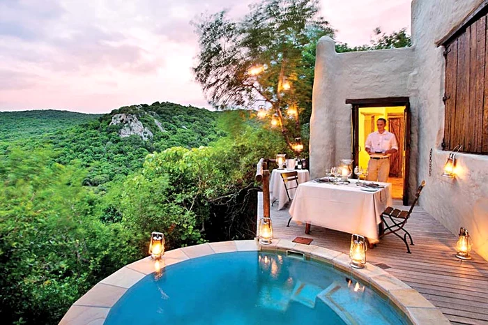 Africa de Sud. Rhinda Rock Lodge.  Fiecare cameră are  pe balcon un jacuzzi  pentru romantici