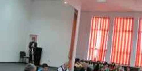 Sindicaliştii de la primărie au renunţat la protest