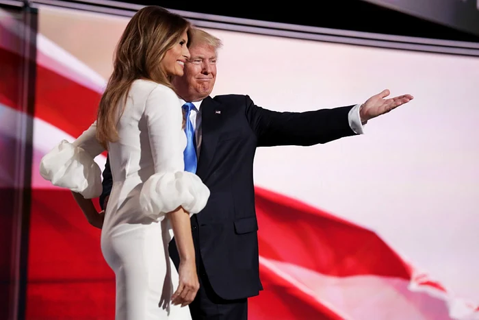 Candidatul republican la preşedinţie Donald Trump o prezintă pe soţia lui Melania în prima zi a Convenţiei Naţionale republicane pe arena Quicken Loans din Cleveland Ohio FOTO Guliver/ Getty Images / Chip Somodevilla