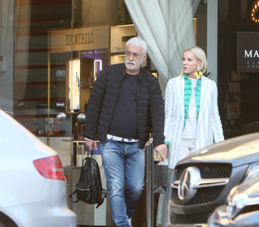 Zilele trecute, fotoreporterii Click! i-au surprins pe cei doi în ţinute de primăvară. Cristina a fost din nou pata de culoare