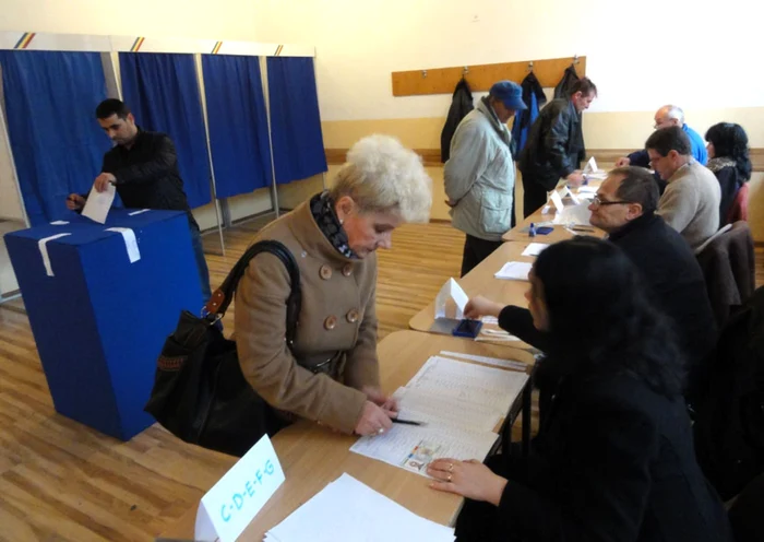 Românii sunt chemaţi la vot pentru a-şi alege preşedintele  (FOTO: Mugurel Manea)