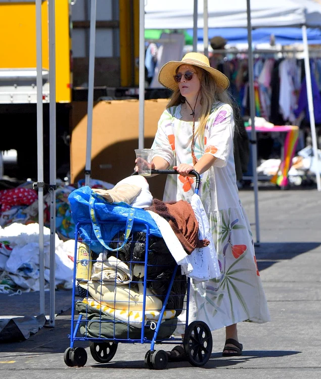 EXCLUSIVE: Drew Barrymore drinks a tall can of Coors beer as she pushes a cart full of clothes through a local flea market jpeg