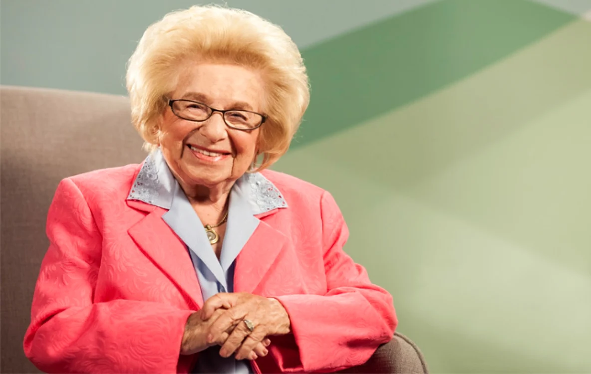 Ruth Westheimer şi-a pirdut virginitatea într-o claie de fân şi a descris experienţa drept „groaznică”. FOTO „Men’s Health”