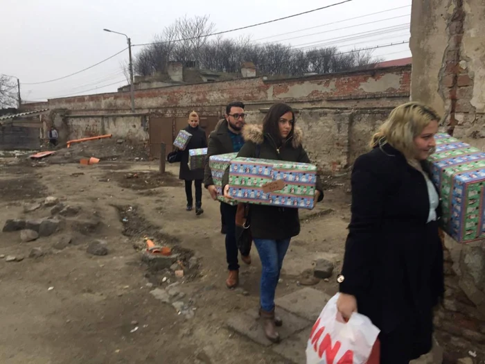 Studenţii arădeni iau parte la acţiunea umanitară. Foto Claudia Untaru
