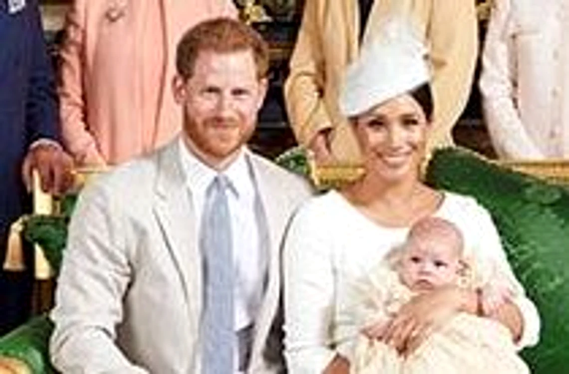 
    Prințul Harry și Meghan Markle, alături de micuțul Archie  