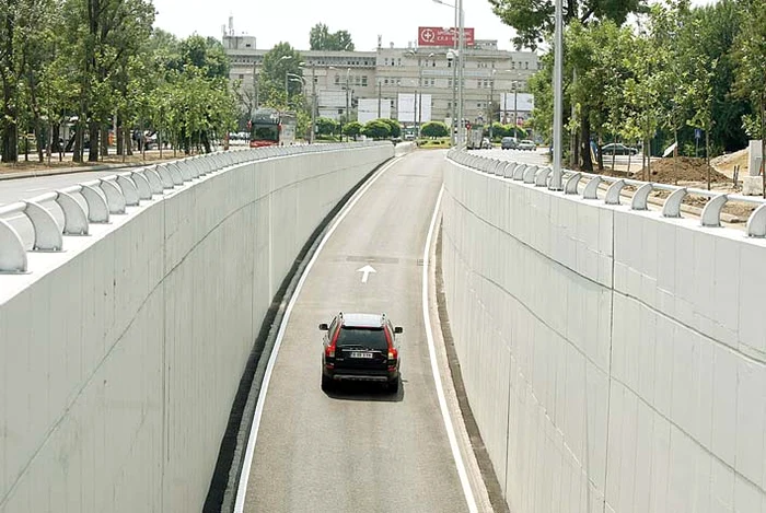 5. Şoferii au o bandă  de circulaţie spre Bd. Mărăşti. La ieşirea din pasaj, traficul se va gâtui din cauza semaforului