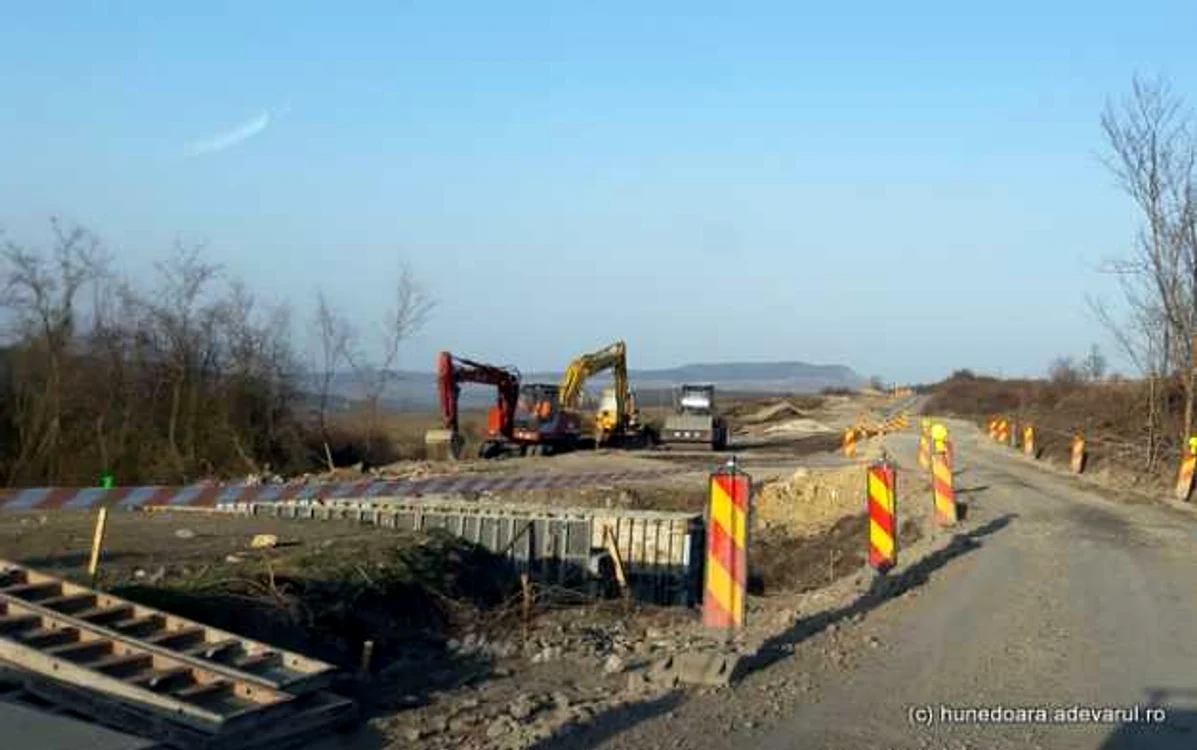 Lucrări la şoseaua Hunedoara - Călan. FOTO: Daniel Guţă. ADEVĂRUL.