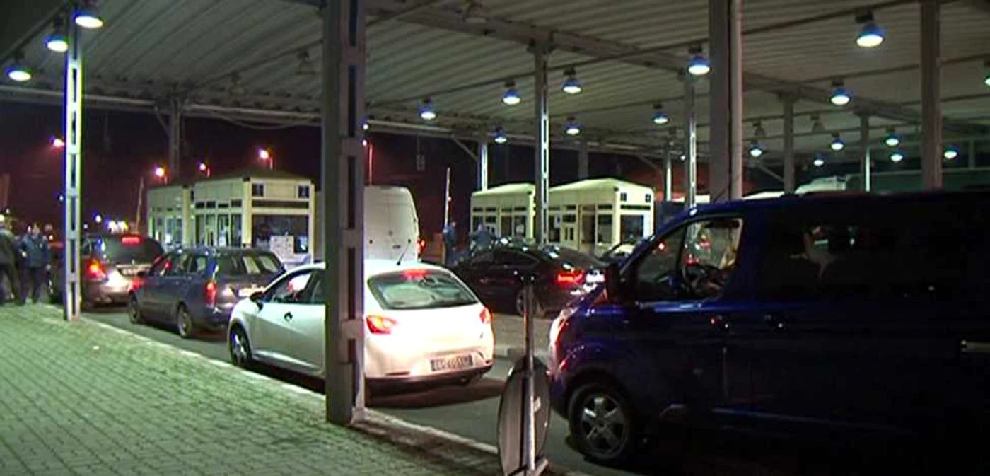 Acte false şi străine pentru autoturisme. FOTO: Arhiva Adevărul