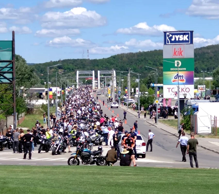 Străzile au fost blocate  de trecerea convoiului. FOTOGRAFII: Adevărul