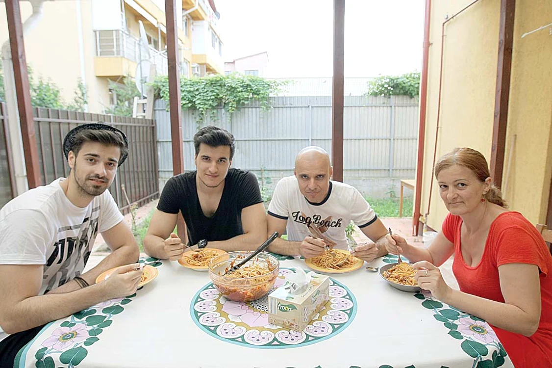 Chiar dacă locuiesc împreună,  Teodoreştii au rareori ocazia  să-şi sincronizeze programul şi  să mănânce toţi în acelaşi timp.  Se întâmplă mai des în weekend  