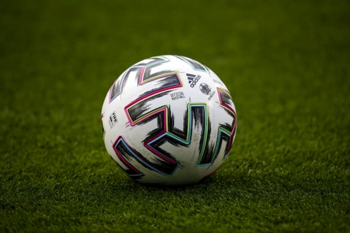 
    Mngea cu care se va juca la Euro 2020 este o minge Adidas care se numește UniforiaSursa foto: worldsoccer.com  