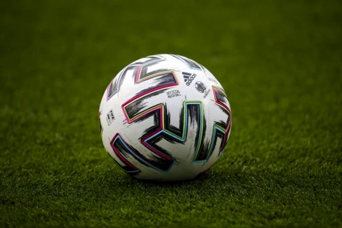 
    Mngea cu care se va juca la Euro 2020 este o minge Adidas care se numește UniforiaSursa foto: worldsoccer.com  