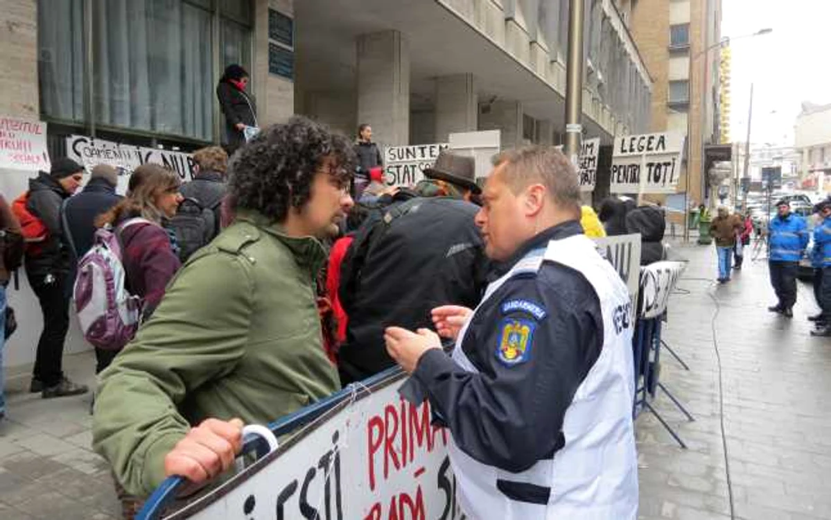 Manifestanţii sunt îngrijoraţi de soarta a 30 de familii care ar putea ajunge în stradă FOTO Ionuţ Ungureanu