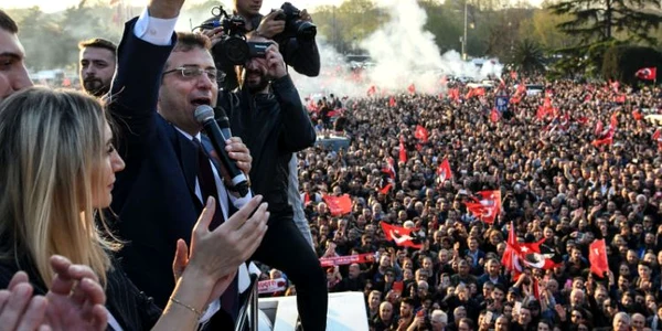 Primarul ales al Istanbulului Ekrem Imamoglu din partea Partidului Republican al Poporului (COPP) aflat în opozitie se adresează susţinătorilor săi în faţa primăriei din Istanbul după ce a preluat funcţia la Istanbul Turcia FOTO Guliver / Getty Image