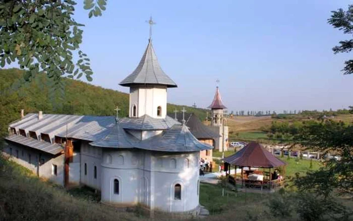 Mănăstirea Cârlomăneşti FOTO Costel Crângan