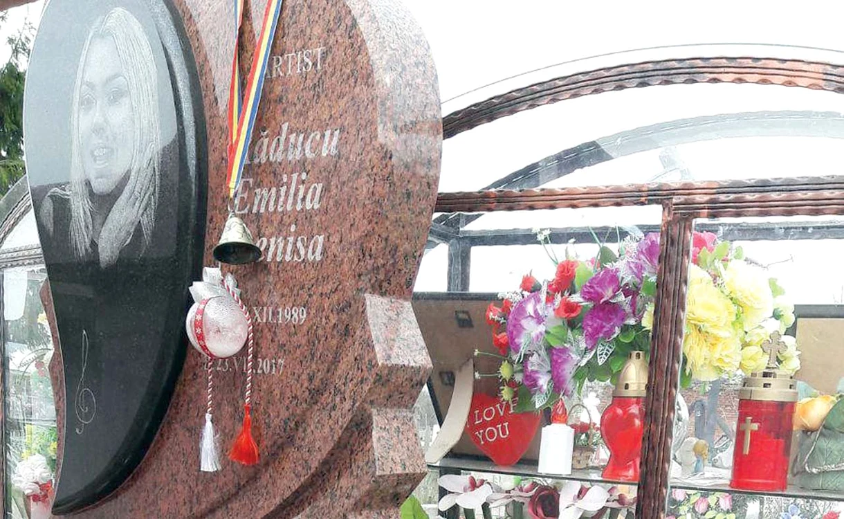 
    Fanii Denisei Manelista au adus la cavoul tinerei răpuse de cancer la doar 27 de ani zeci de ursuleţi şi păpuşi, dar şi flori, şi inimioare  