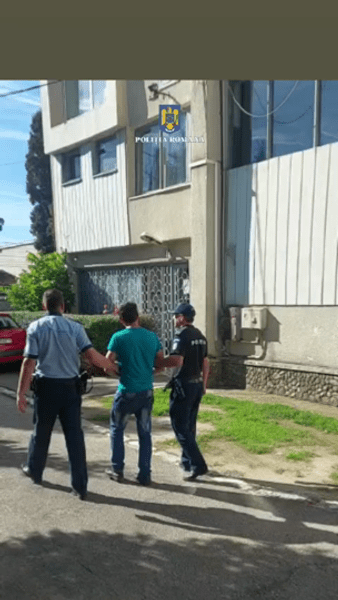 Șicane între tractoriști pe un drum comunal din Gorj. Unul a scos drujba să-l taie pe celălalt