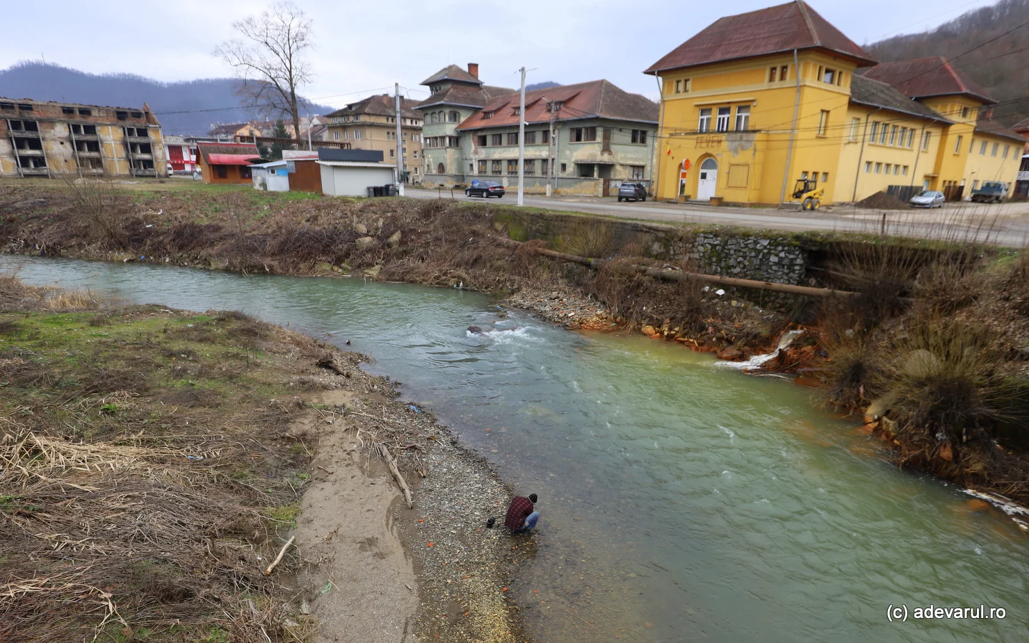 Imaginea stranie a Crișului Alb, care „ruginește” din cauza poluării. Cum se produce fenomenul pe râul din Apuseni