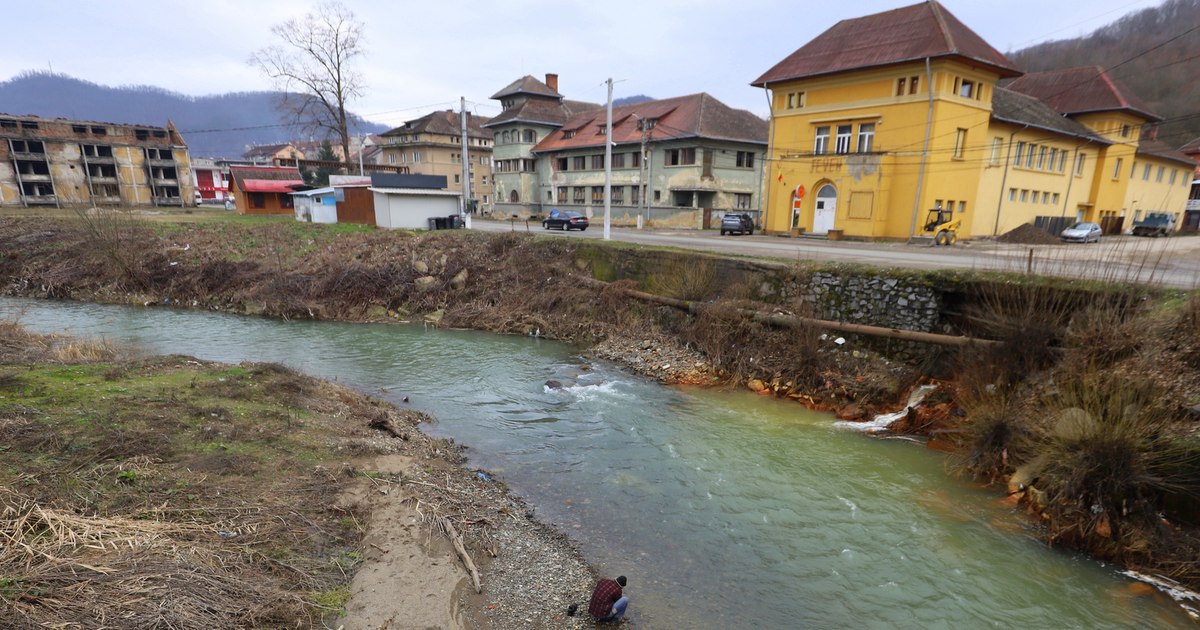 Crișul Alb devine ruginit din cauza poluării: ce cauzează acest fenomen bizar?