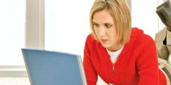 Tinerii au mai multă încredere să achite cu cardul cumpărăturile online