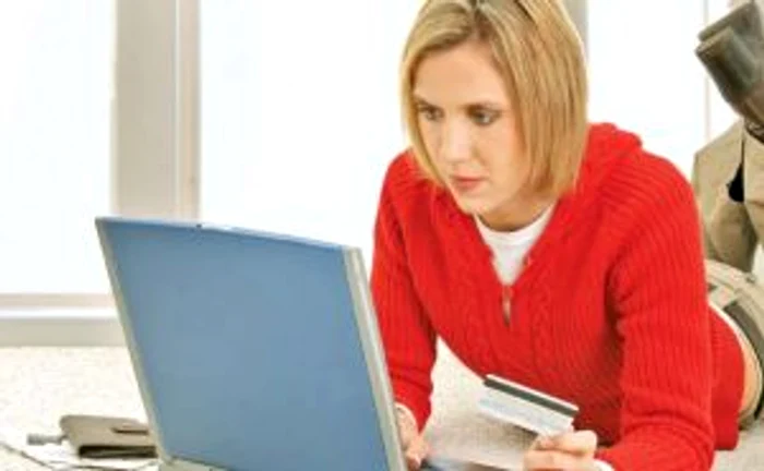 Tinerii au mai multă încredere să achite cu cardul cumpărăturile online