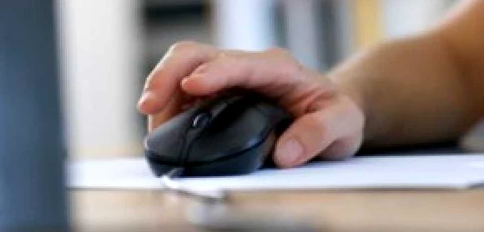 65 la sută dintre români folosesc Internetul pentru ştiri şi ziare