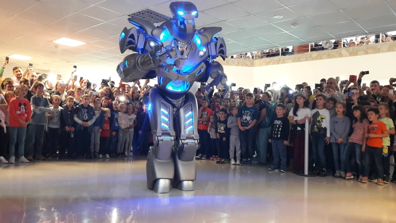 Robotul Titan la Biblioteca Politehnicii din Timişoara FOTO Ştefan Both