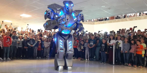 Robotul Titan la Biblioteca Politehnicii din Timişoara