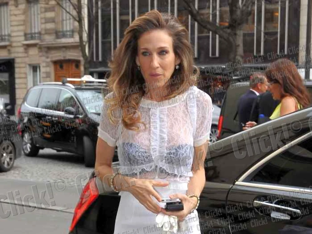 Sarah Jessica Parker a avut o opţiune vestimentară foarte ciudată. (Foto: SplashNews)