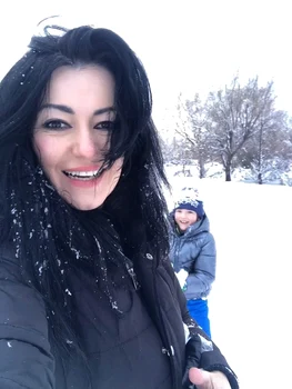 Silvia Lăuneanu, la săniuș cu fiul său. Sursă: Facebook