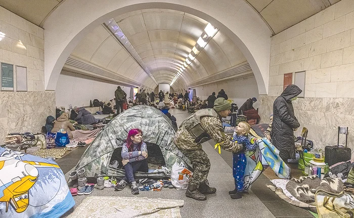 Oamenii din Kiev au transformat staţia de metrou în casa lor, de opt zile încoace. Foto: EPA-EFE