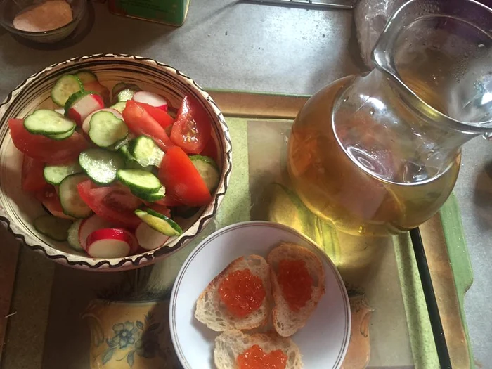 Rita Mureşan i-a pregătit fiicei o salata, acompaniată de pâine prăjită şi icre