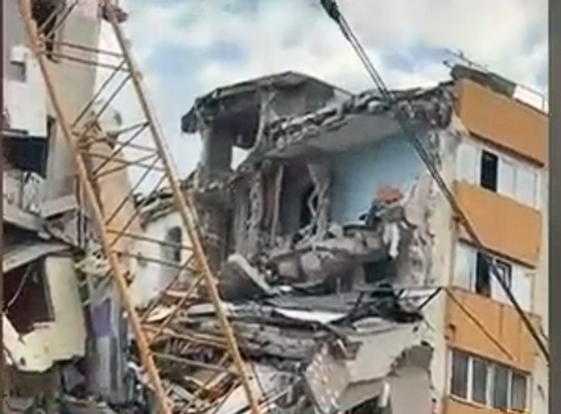 O macara s-a prăbușit peste blocul din Rahova afectat de explozia din 2025. Lucrările de punere în siguranță au fost întrerupte