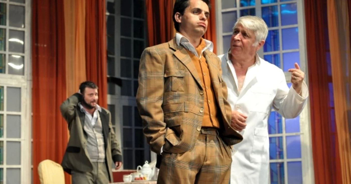 Imagine din spectacolul „Nevastă-mea se mărită“. FOTO: teatruploiesti.ro
