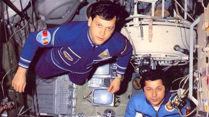 Dumitru Prunariu (în stânga), alături de cosmonatul rus Savinîh, într-un moment de relaș la bordul laboratorului spațial Saliut-6Foto: Arhiva personală a lui Dumitru Dorin Prunariu