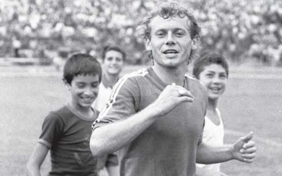21 octombrie: S-a stins din viață fotbalistul Ilie Balaci, supranumit „Minunea blondă”