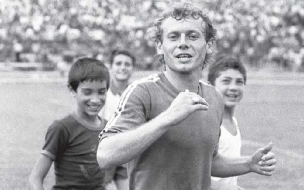 21 octombrie: S-a stins din viață fotbalistul Ilie Balaci, supranumit „Minunea blondă”