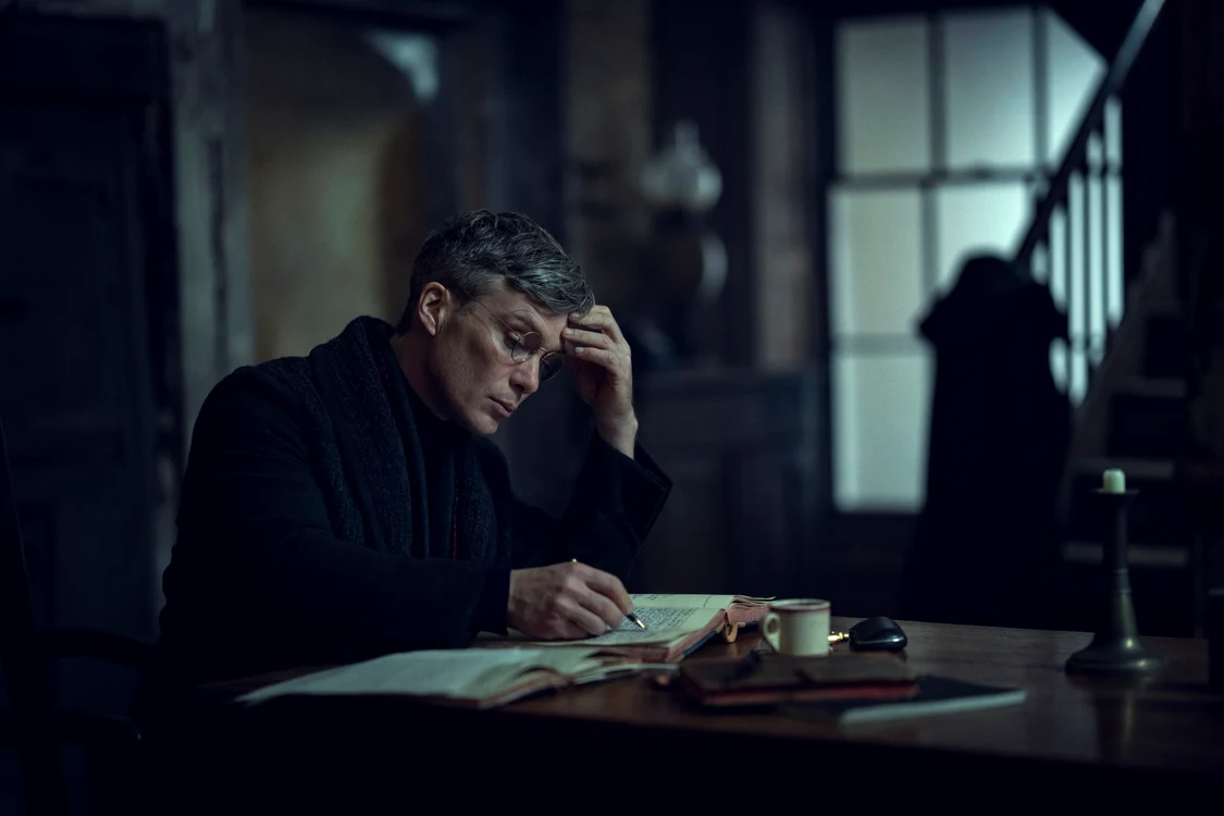 Tommy Shelby, la masa scrisului. FOTO: Netflix