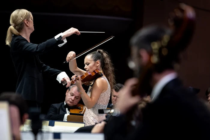 Violonista Alexandra Conunova, alături de Orchestra Libertăţii. Fotografie de Petrică Tănase
