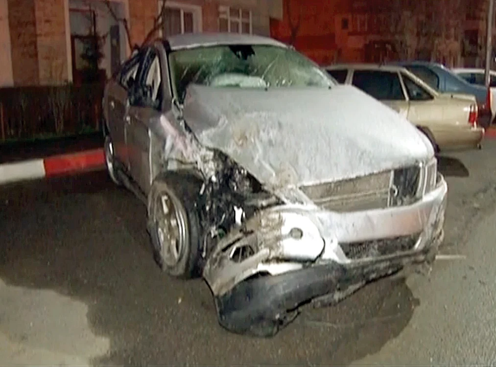 Poliţistul a intrat în  maşinile parcate pe  marginea drumului