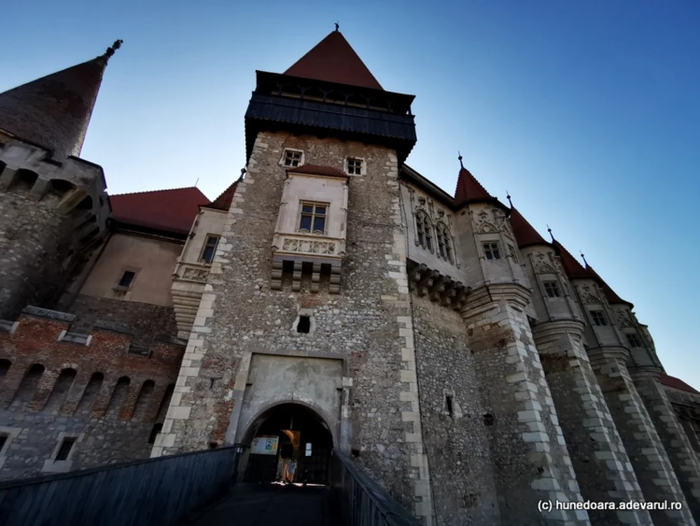 Turnul nou de poartă de la Castelul Corvinilor. ADEVĂRUL