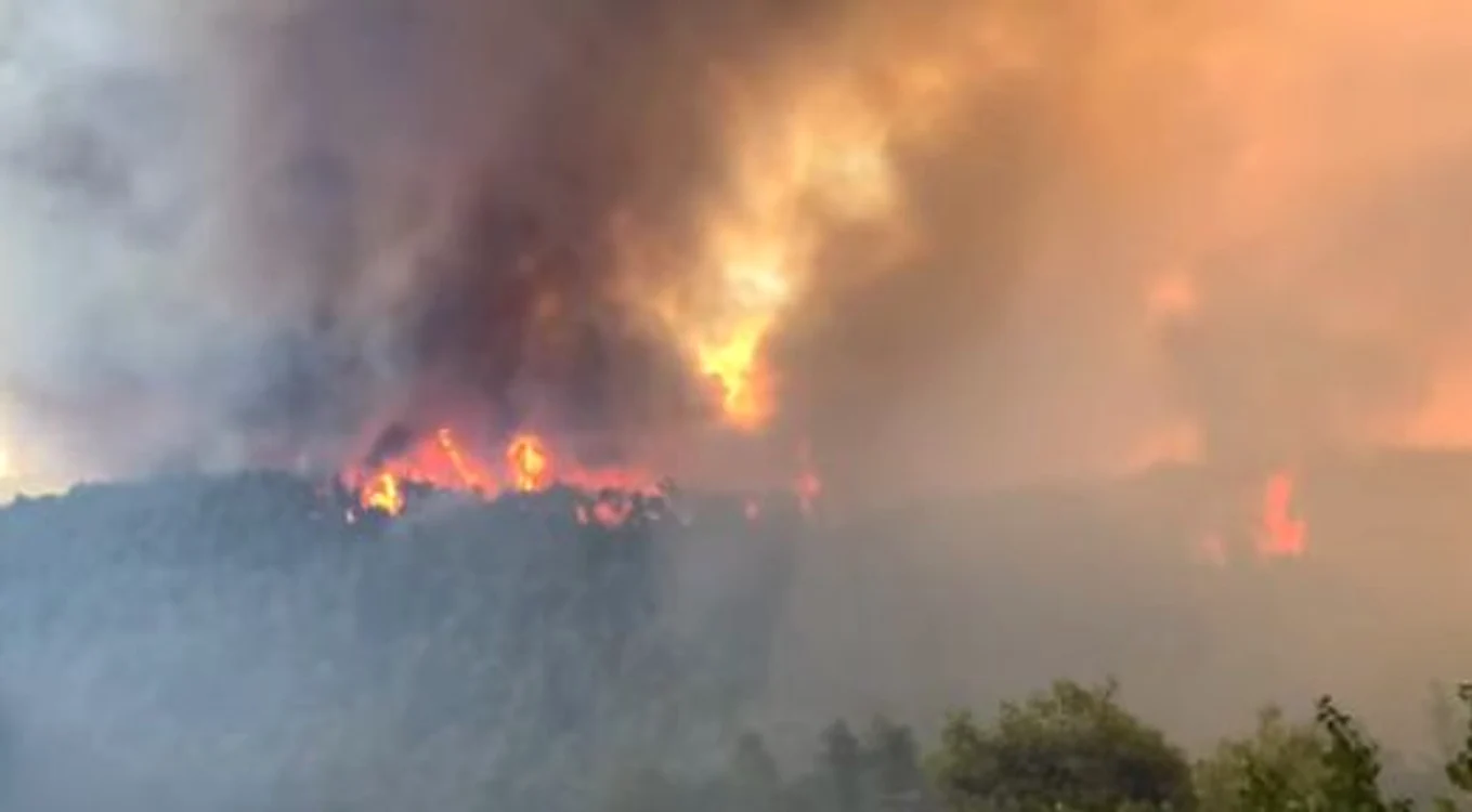 Mii de oameni au fost evacuați din calea flăcărilor
