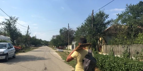 Copiii au fost obligaţi să poarte o mătură pe spate de la şcoală până acasă şi înapoi